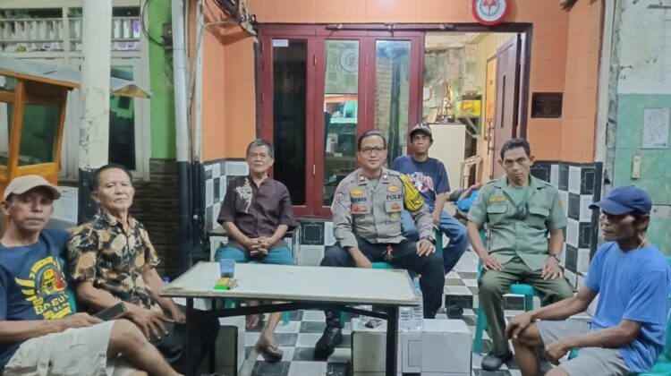 Dini Hari Sambangi Poskamling, Polisi dan Warga Kompak Jaga Kampung Rawa Tetap Aman