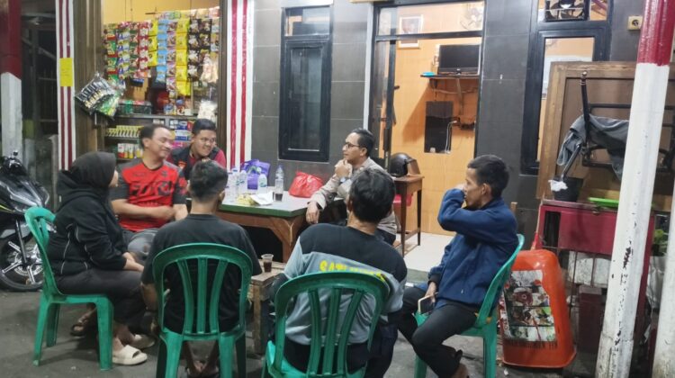 Sambang Tengah Malam, Polisi Perkuat Sinergi Poskamling RW 02 Kampung Rawa
