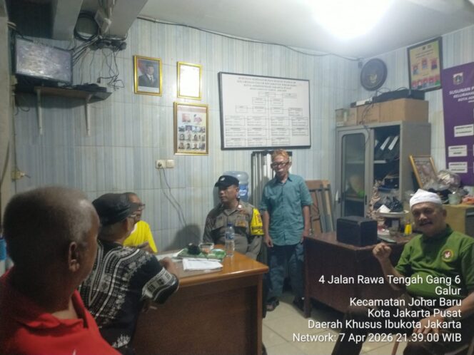 
					Cegah Dini Gangguan Kamtibmas, Bhabinkamtibmas Sambangi Poskamling RW 06 Galur