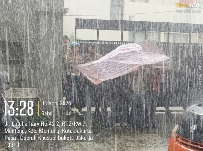 
					Hujan Tak Surutkan Pengamanan, Polsek Metro Menteng Siaga Kawal Aksi Mahasiswa Hukum di Kantor Elza Syarif Law