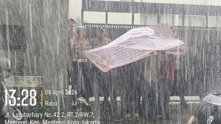 Hujan Tak Surutkan Pengamanan, Polsek Metro Menteng Siaga Kawal Aksi Mahasiswa Hukum di Kantor Elza Syarif Law