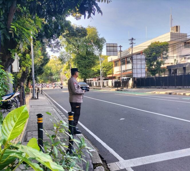 
					Bhabinkamtibmas Menteng Turun Tangan, Lalin Sore Tl Cik Ditiro Tetap Terkendali