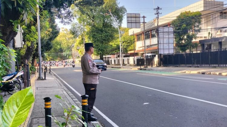 Bhabinkamtibmas Menteng Turun Tangan, Lalin Sore Tl Cik Ditiro Tetap Terkendali