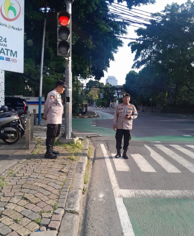
					Sinergi Polisi Urai Kemacetan Sore di Tl Hos Cokroaminoto Menteng