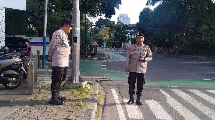 Sinergi Polisi Urai Kemacetan Sore di Tl Hos Cokroaminoto Menteng