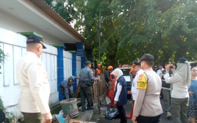 
					Polri Bersama Tiga Pilar Tertibkan PKL dan Parkir Liar, Wujudkan Kemayoran Tertib dan Nyaman