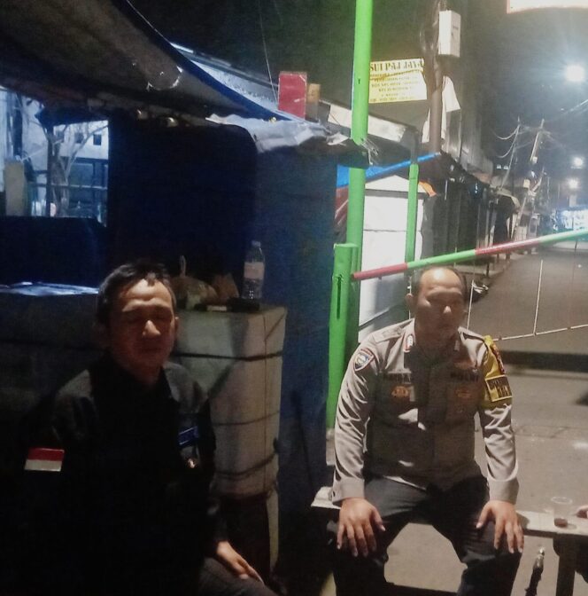 
					Polisi Sambangi Pos Kamling RW 03 Kenari, Ajak Warga Perkuat Keamanan Lingkungan