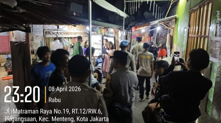 Patroli Jalan Kaki Tiga Pilar Menteng Sambangi Jalan Bonang, Cegah Gangguan Kamtibmas