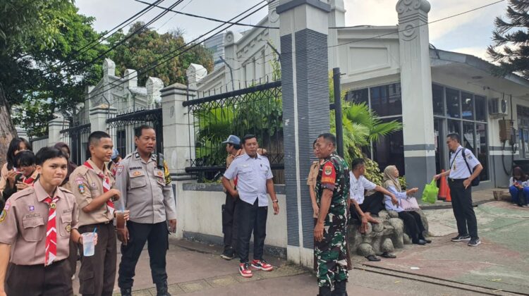 Cegah Tawuran Pelajar, Bhabinkamtibmas Sawah Besar Pantau Bubaran Sekolah di Pasar Baru