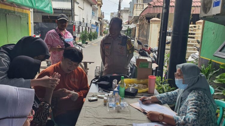 Polri Peduli Kesehatan, Bhabinkamtibmas Hadir Dampingi Posyandu Balita dan Lansia di Pasar Baru