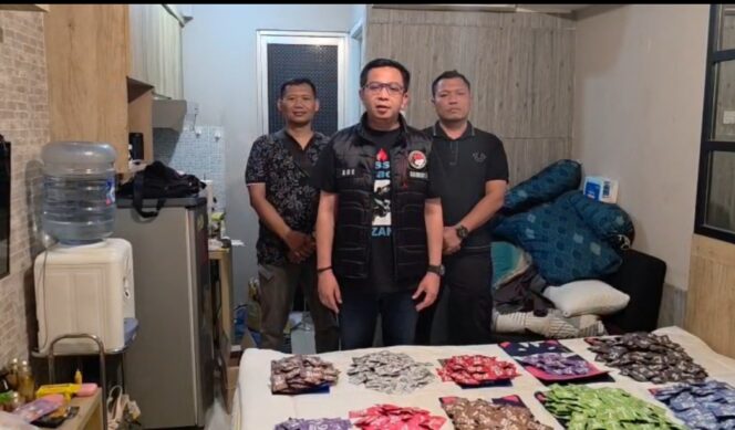 
					Polda Metro Jaya Gagalkan Peredaran 1.409 Vape Etomidate di Jaktim, 1 Wanita Diamankan