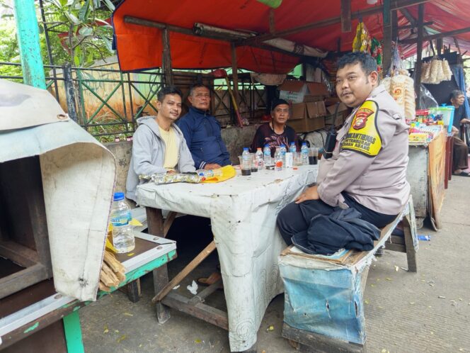 
					Bhabinkamtibmas Petamburan Bersama Ketua RT dan Pokdarkamtibmas Laksanakan Sambang dan Monitoring Wilayah
