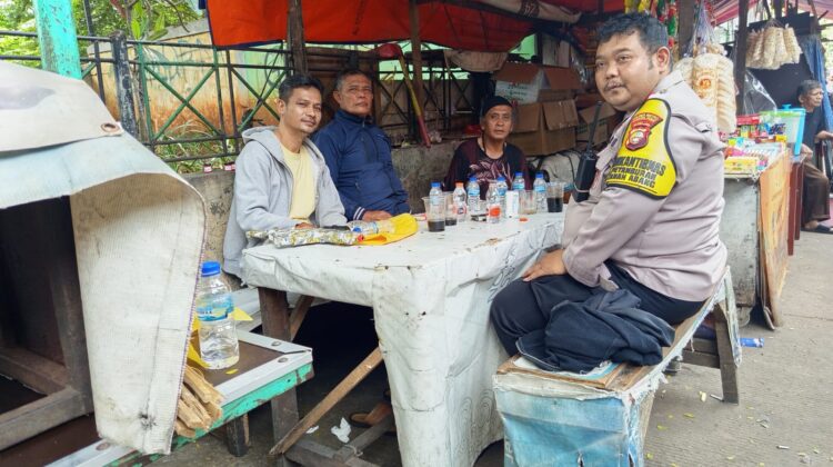 Bhabinkamtibmas Petamburan Bersama Ketua RT dan Pokdarkamtibmas Laksanakan Sambang dan Monitoring Wilayah