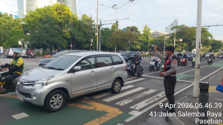 Lalin Pagi di Senen Terkendali, Polisi Lakukan Pengaturan di Sejumlah Titik Rawan Macet