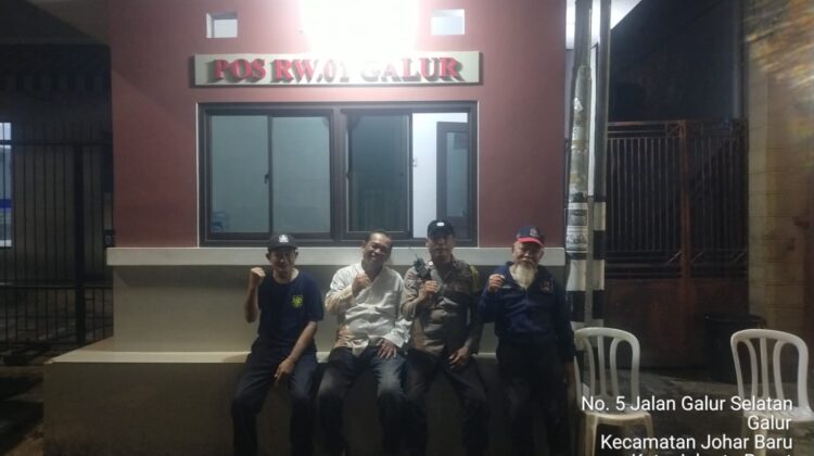 Hangatkan Malam, Polisi Sambangi Pos Kamling Galur: Perkuat Sinergi dan Cegah Kejahatan
