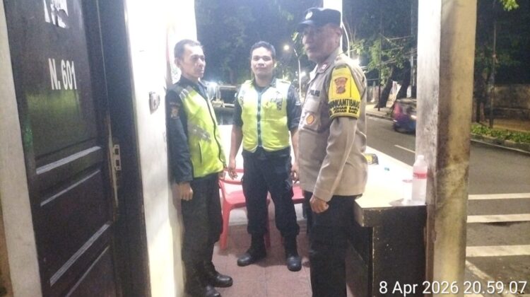 Jaga Malam Tetap Aman, Polisi Sambangi Pos Kamling RW 07 Johar Baru Perkuat Kewaspadaan Warga