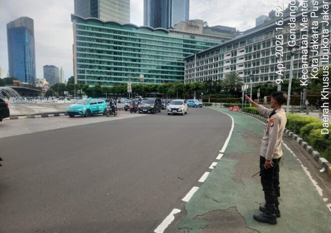 
					Polisi Siaga di Bundaran HI, Arus Sore Thamrin Tetap Lancar