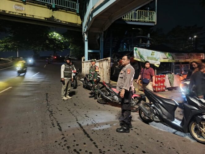 
					Polsek Metro Tanah Abang Bersama Tiga Pilar Laksanakan Patroli Ops Cipta Kondisi, Tekan Gangguan Kamtibmas
