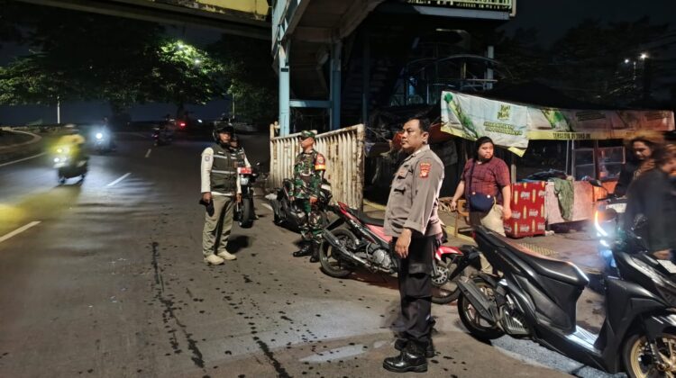 Polsek Metro Tanah Abang Bersama Tiga Pilar Laksanakan Patroli Ops Cipta Kondisi, Tekan Gangguan Kamtibmas