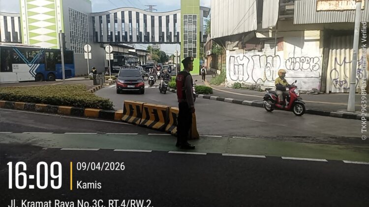 Polisi Atur Lalu Lintas Sore Hari di Simpang Lima Senen, Arus Ramai Lancar
