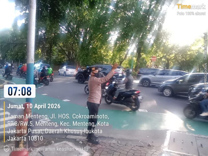 
					Personel Polsek Metro Menteng Kompak Urai Kepadatan Pagi di Tl Cokroaminoto