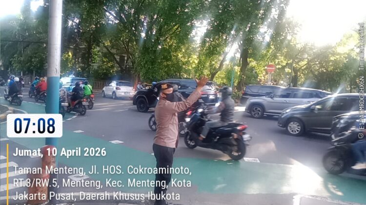Personel Polsek Metro Menteng Kompak Urai Kepadatan Pagi di Tl Cokroaminoto