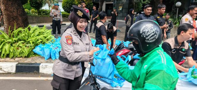 
					Polda Metro Jaya Berbagi di Jumat Peduli, Ojol hingga Pekerja Harian Terima Sembako