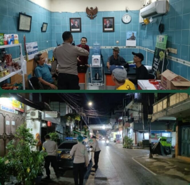 
					Patroli Jalan Kaki Polri dan Warga Sisir Karang Anyar Cegah Tawuran