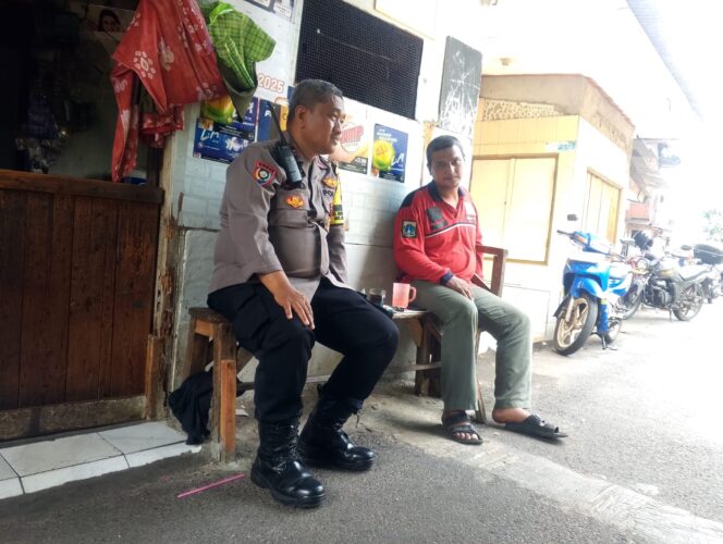 
					Bhabinkamtibmas Mangga Dua Selatan Lakukan Patroli Siang dan Sambang Cooling System di Pos Satkamling