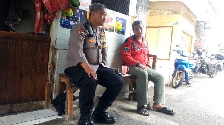 Bhabinkamtibmas Mangga Dua Selatan Lakukan Patroli Siang dan Sambang Cooling System di Pos Satkamling