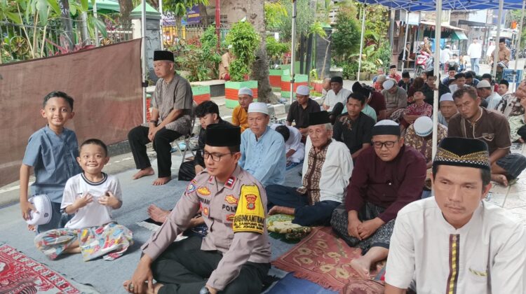 Dari Masjid ke Masyarakat, Polisi Gelar Sholat Jumat Keliling untuk Perkuat Cooling System di Kampung Rawa