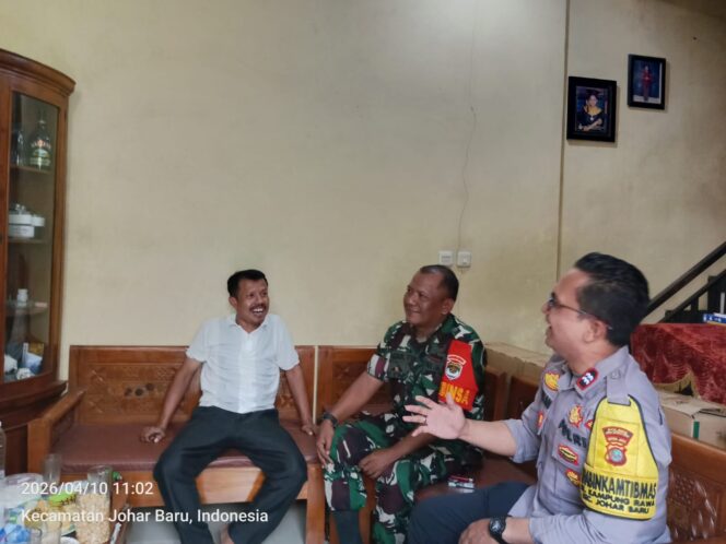 
					Sinergi Tiga Pilar di Kampung Rawa, Polisi dan Babinsa Perkuat Cooling System Bersama Ketua RW