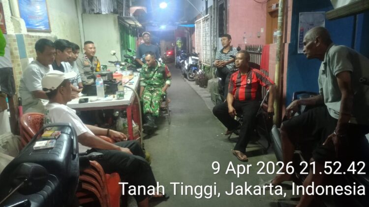 Aktifkan Siskamling Malam Hari, Polisi dan Babinsa Ingatkan Warga Tanah Tinggi Wajib Lapor Tamu 1×24 Jam