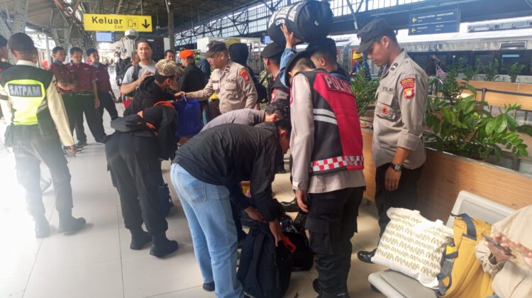 Polisi Amankan Kedatangan Suporter Persebaya di Stasiun Pasar Senen, Situasi Kondusif