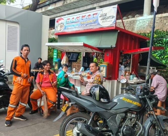 
					Bhabinkamtibmas Menteng Pererat Silaturahmi Dengan Ojol, Ajak Jaga Kamtibmas Bersama