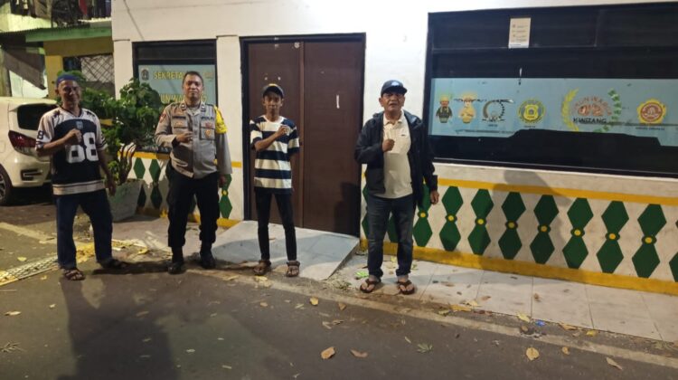 Polisi Sambangi Poskamling RW 02 Kwitang, Ajak Warga Perkuat Siskamling