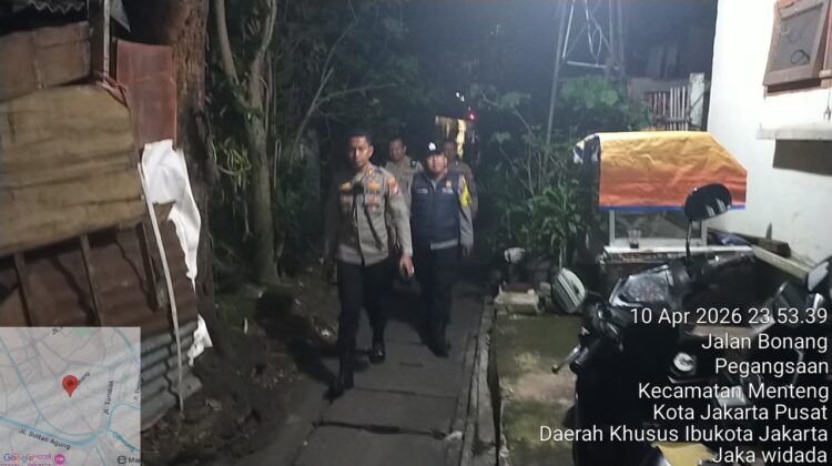 Patroli Jalan Kaki Cipkon Menteng Sisir Jalan Bonang, Perkuat Keamanan Malam