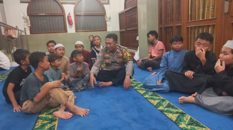 Bhabinkamtibmas Kebon Kacang Berikan Himbauan dan Motivasi kepada Anak-Anak di Masjid An Nikmah