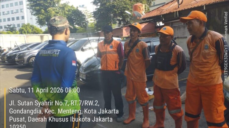Bhabinkamtibmas Cikini dan PPSU Bersinergi, Kerja Bakti Jaga Kebersihan Jalan Sutan Syahrir