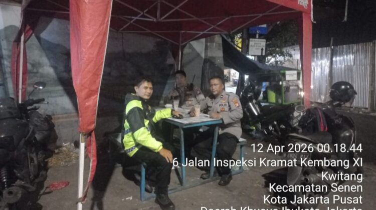 Tiga Personel Polri dan Warga Bersinergi Amankan Perbatasan Kalipasir Menteng