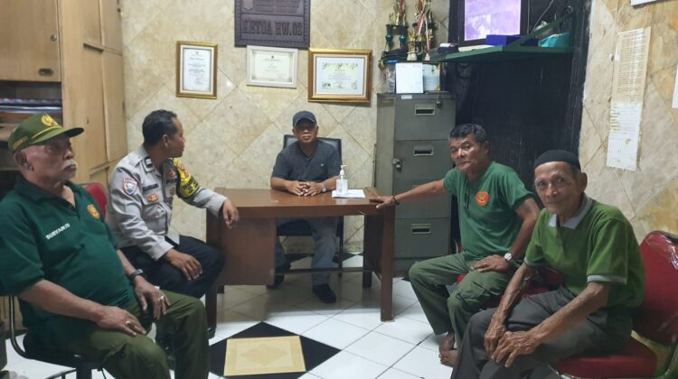 Pembinaan Satkamling RW 002 Pasar Baru, Oleh Bhabinkamtibmas” Perkuat Disiplin Kerja dan Keamanan Lingkungan