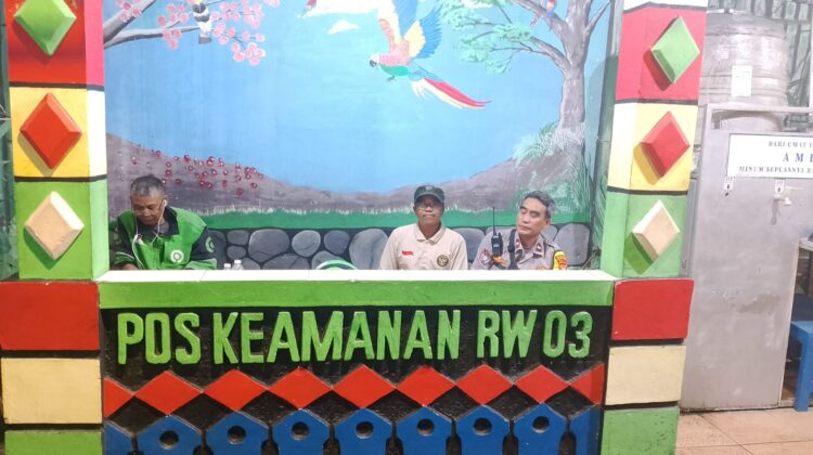 Ngobrol Santai Bhabinkamtibmas Kartini di Satkamling RW 03, Ajak Warga Aktif Jaga Lingkungan