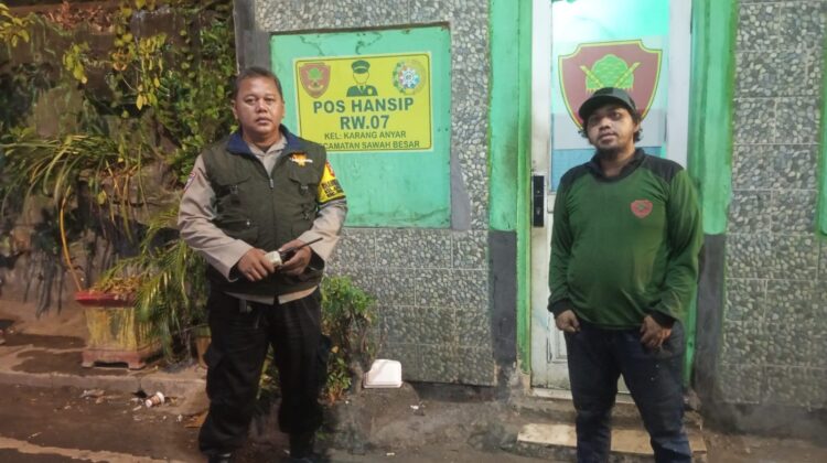 Patroli Jalan Kaki Bhabinkamtibmas Karang Anyar Bersama Potensi Masyarakat di RW 07, Perkuat Pencegahan Kamtibmas