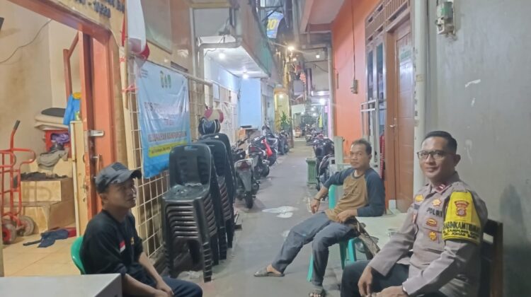 Tingkatkan Keamanan Lingkungan, Polisi Sambangi Siskamling RW 06 Kampung Rawa