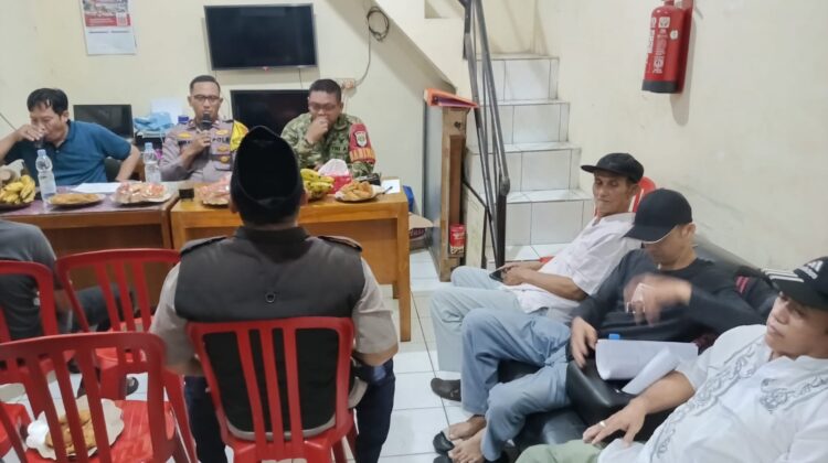 Sinergi Tiga Pilar, Bhabinkamtibmas Hadiri Pertemuan Rutin Warga RW 05 Kampung Rawa