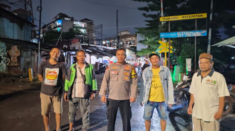 Polisi Giatkan Sambang Siskamling di RT 09/07 Bendungan Hilir, Perkuat Keamanan Lingkungan