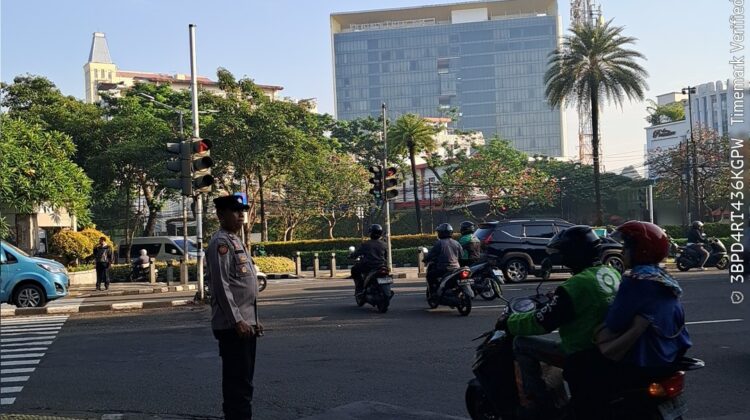 Pagi Padat Menteng, Polisi Sigap Atur Lalin di Tl Diponegoro