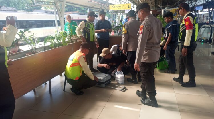 Pengamanan Suporter Persebaya di Stasiun Pasar Senen Berjalan Kondusif