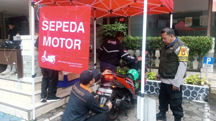 Polisi Dan Tiga Pilar Monitoring Uji Emisi di Halaman Kantor Kecamatan Sawah Besar