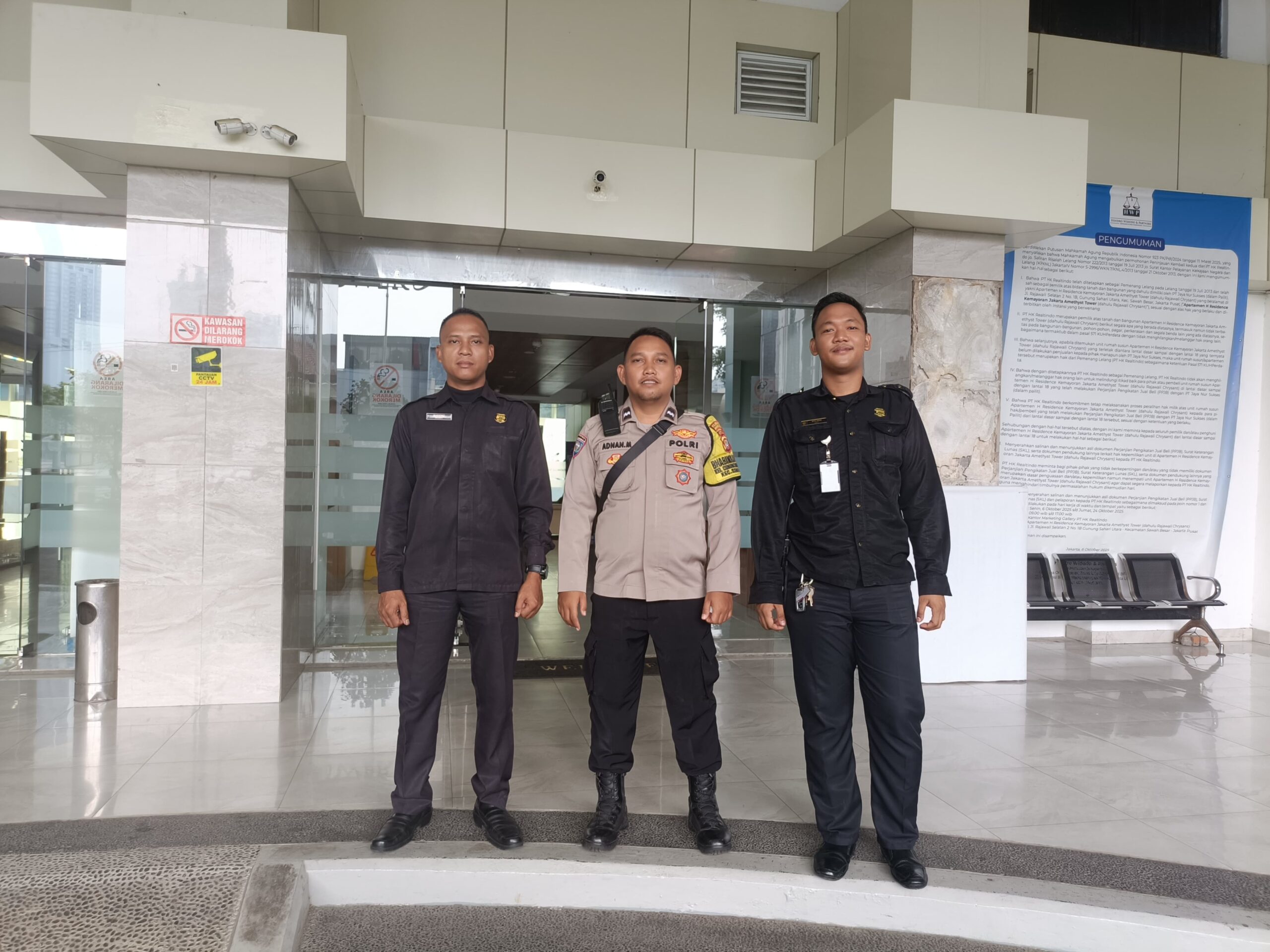 Sambangi Pos Satpam Apartemen, Bhabinkamtibmas Perkuat Deteksi Dini Kamtibmas